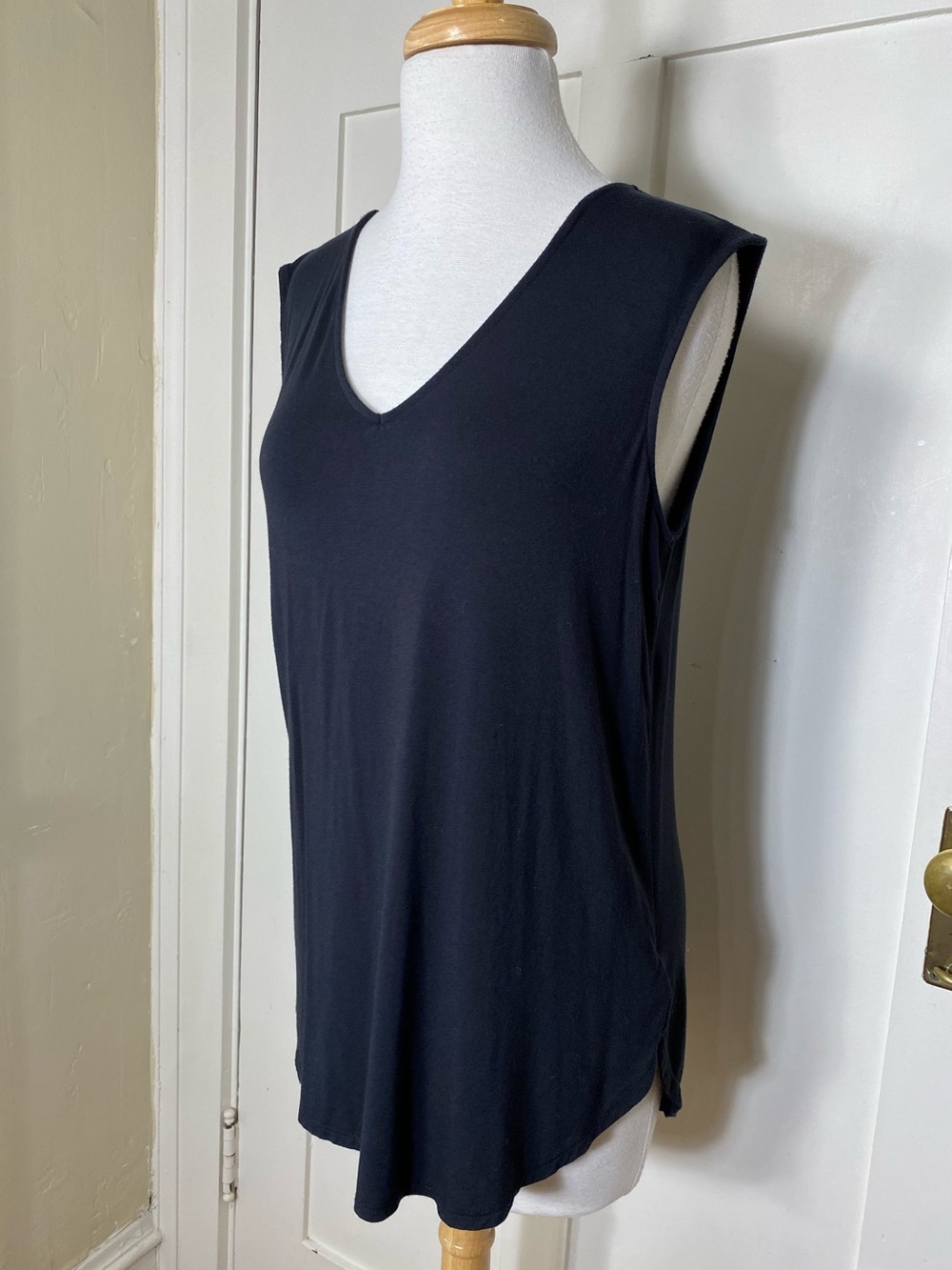 Amazon Essentials Black V-Neck Long Sleeveless Top L